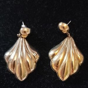 Elegant Gold Shell Earrings